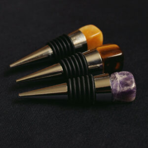 Tre flaskförslutare prydda med varsin kristall