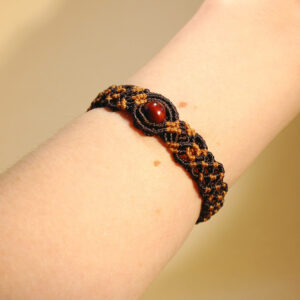 Armband i makramé i jordnära färger