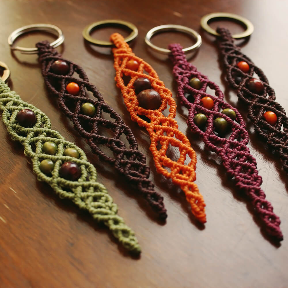 Fem nyckelringar i makrame