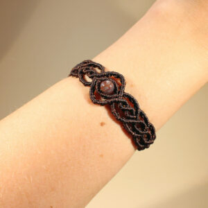 Brunt armband med melerad stenpärla