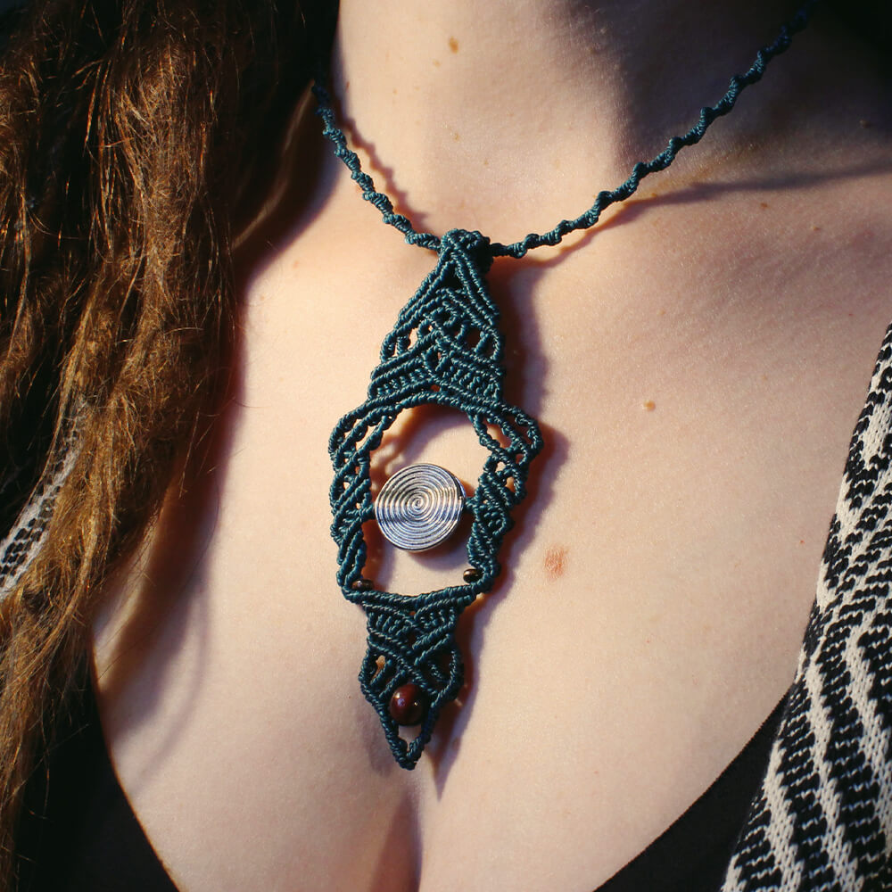 Halsband i makramé med spiral