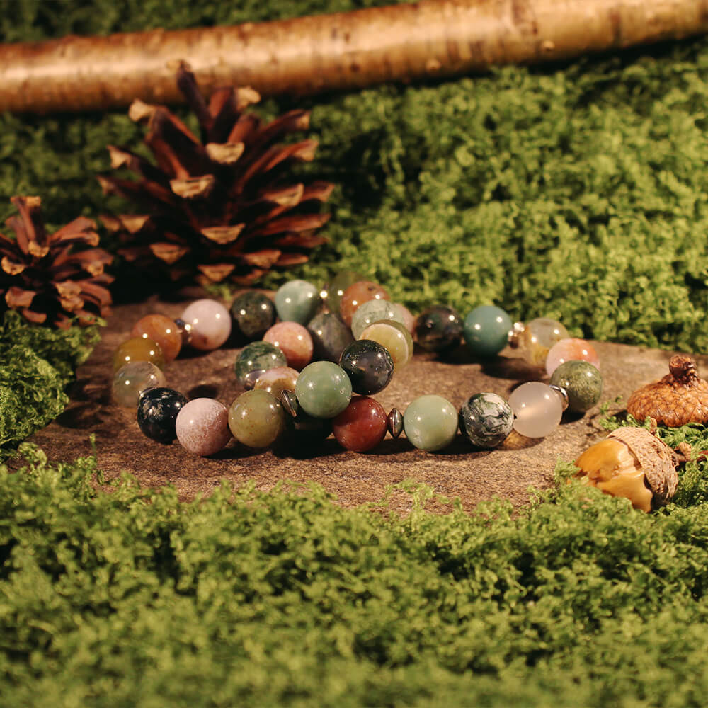 Tv&aring; armband med Indisk agat p&aring; en stenplatta med mossa runt