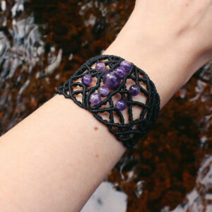 Stort svart armband i makramé med nio pärlor av ametist