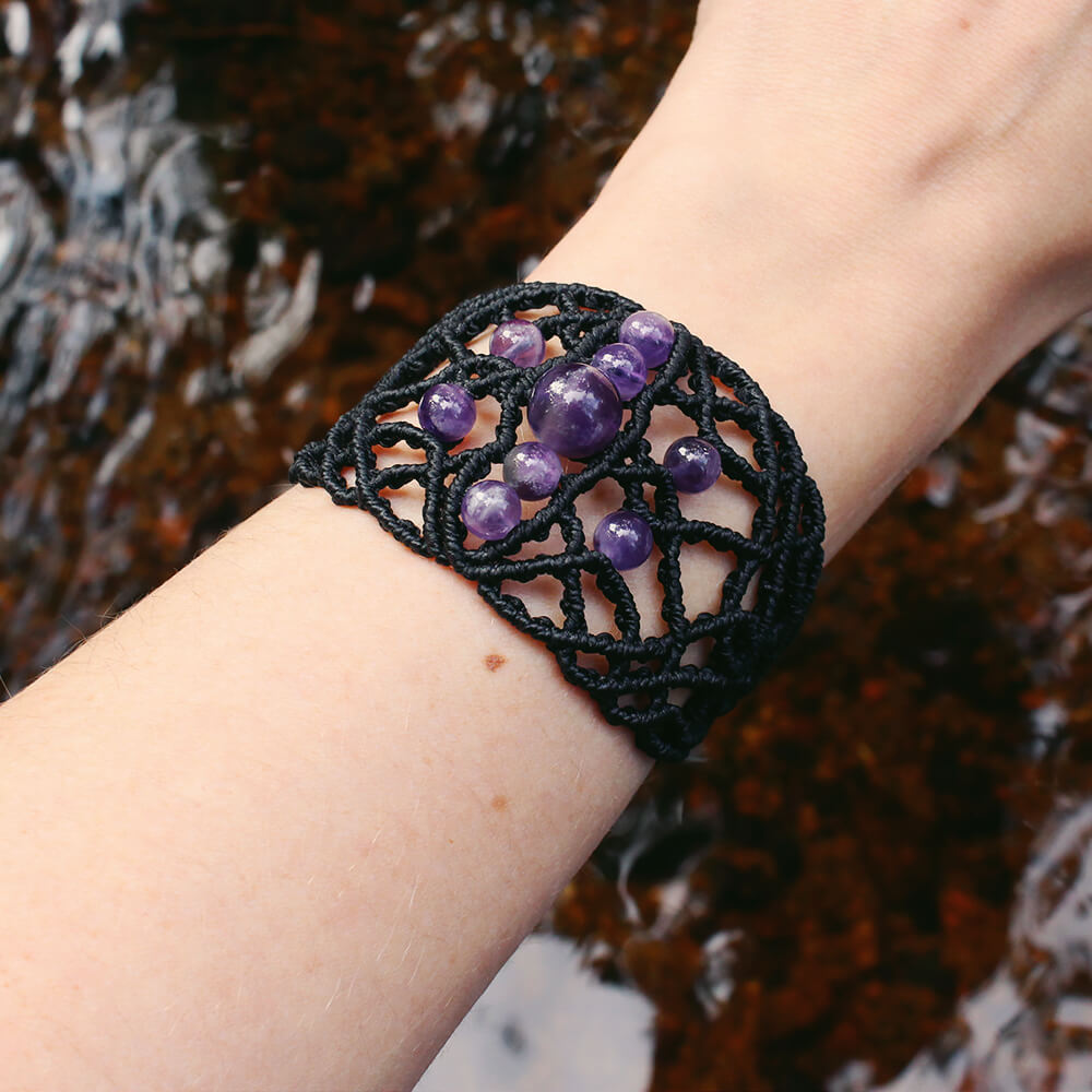 Stort svart armband i makramé med nio pärlor av ametist