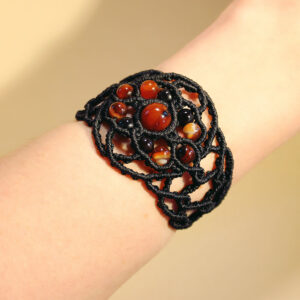 Ett armband i makramé med drömagat