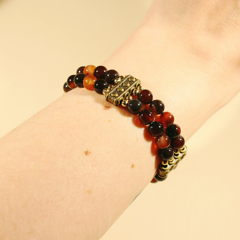 Dubbelt kristallarmband med drömagat och mässingskulor