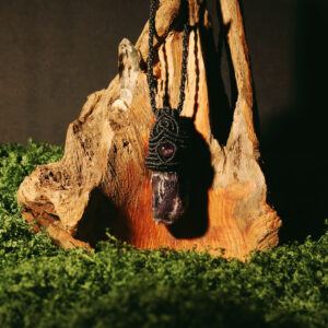 Ametisthalsband i makramé, i skogslik miljö