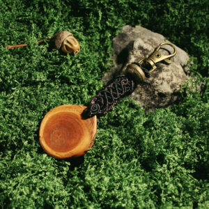 Nyckelring i makramé med tjärved