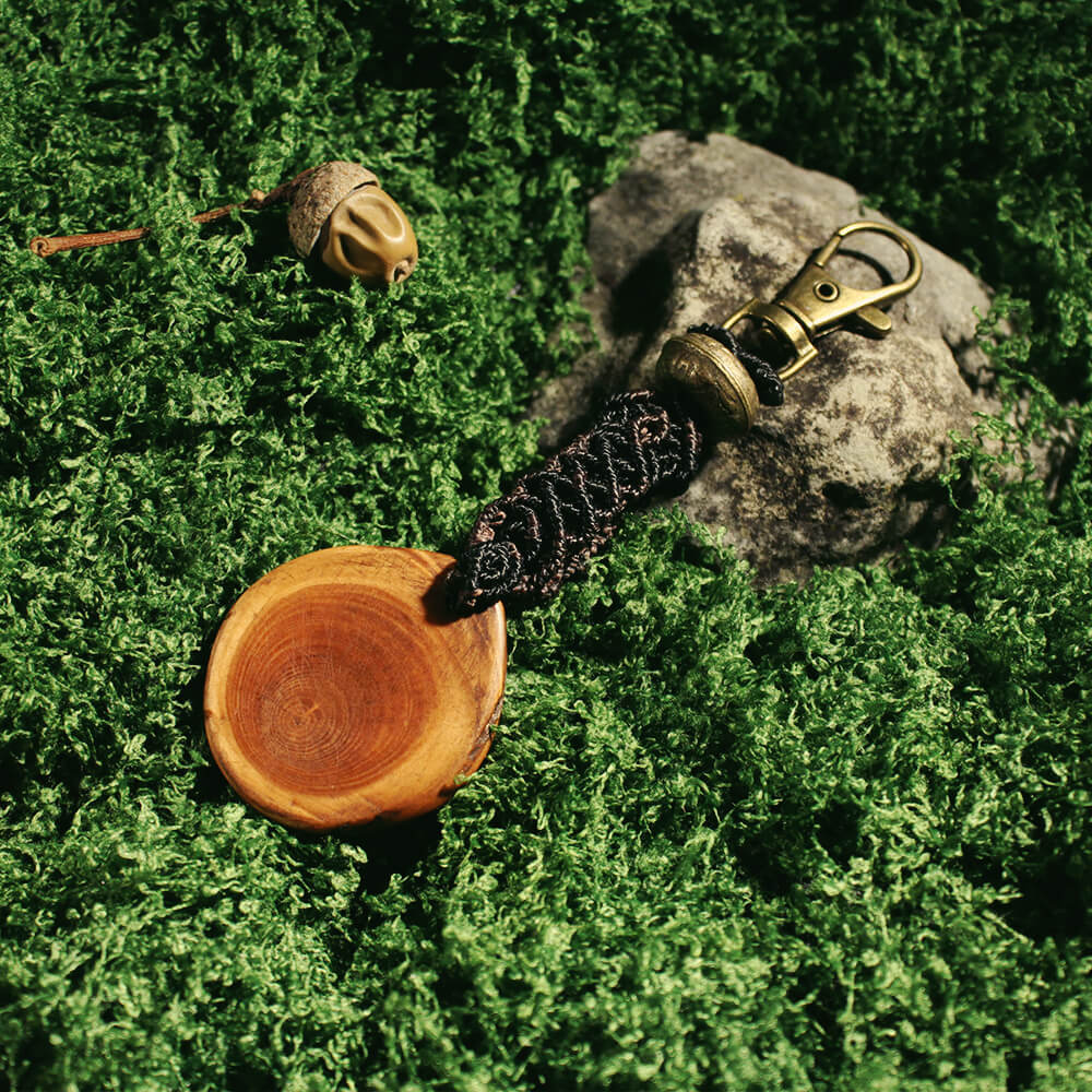 Nyckelring i makramé med tjärved