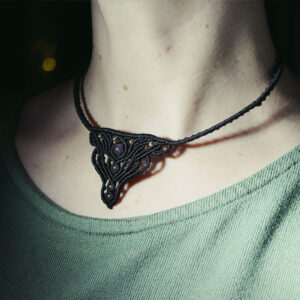 Kort halsband med ametist knutet i makramé, med mässingskulor.