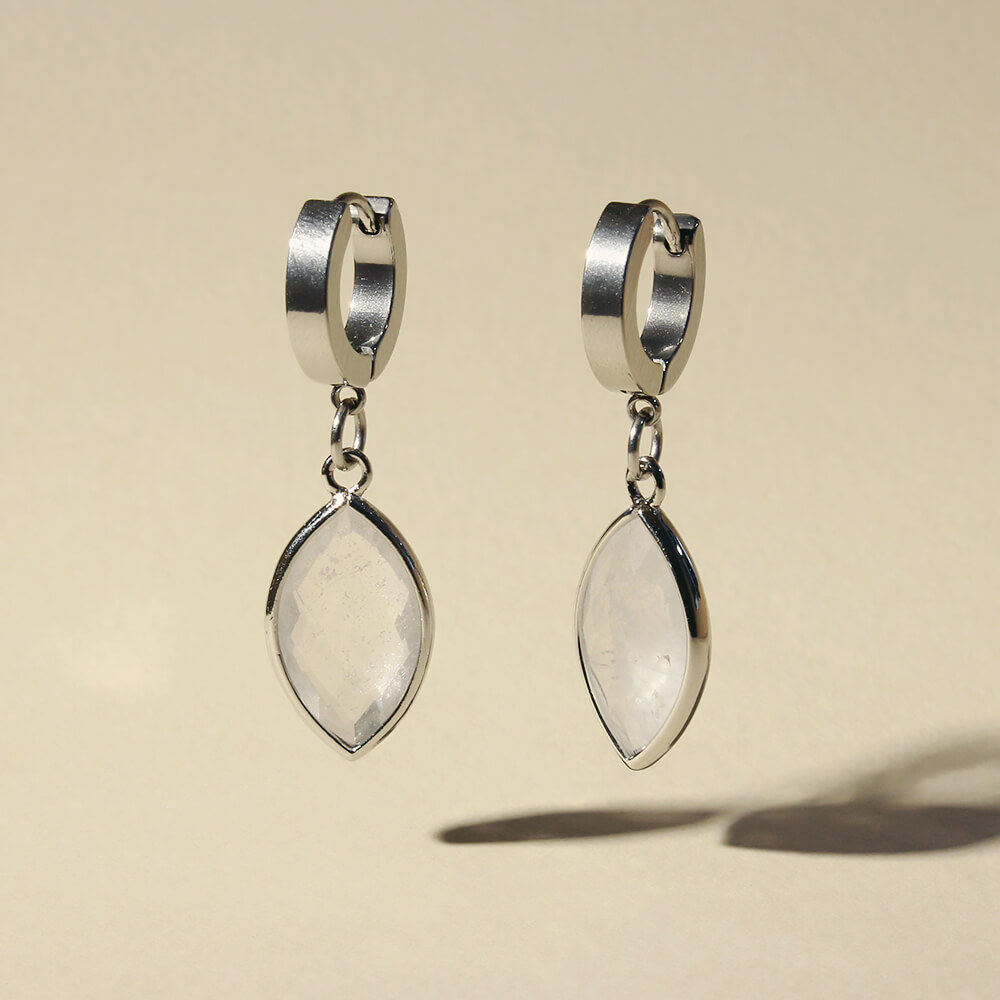 &Ouml;rh&auml;ngen med breda ringar och facetterad bergkristall