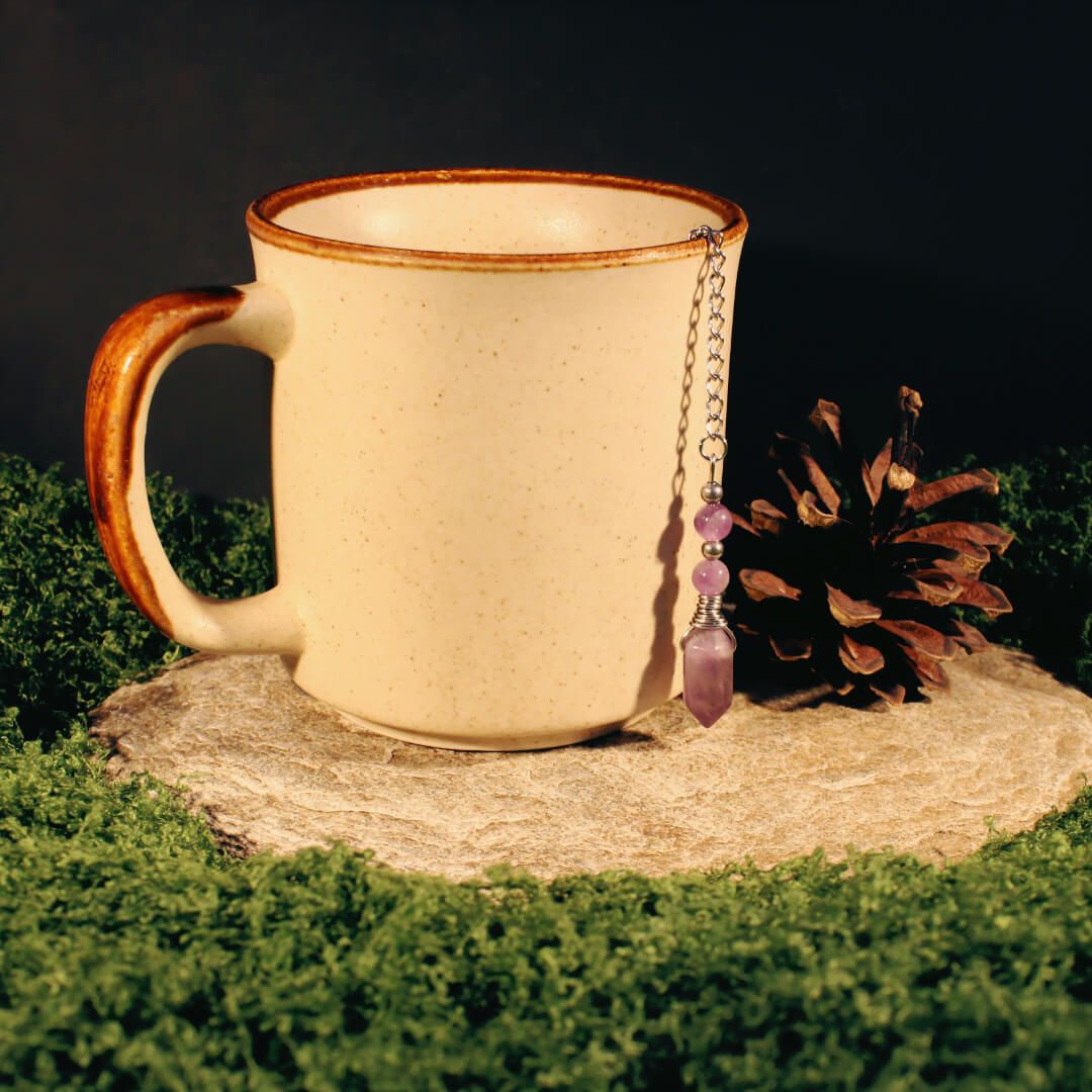 Tesil i tekopp med handgjort h&auml;nge av ametist